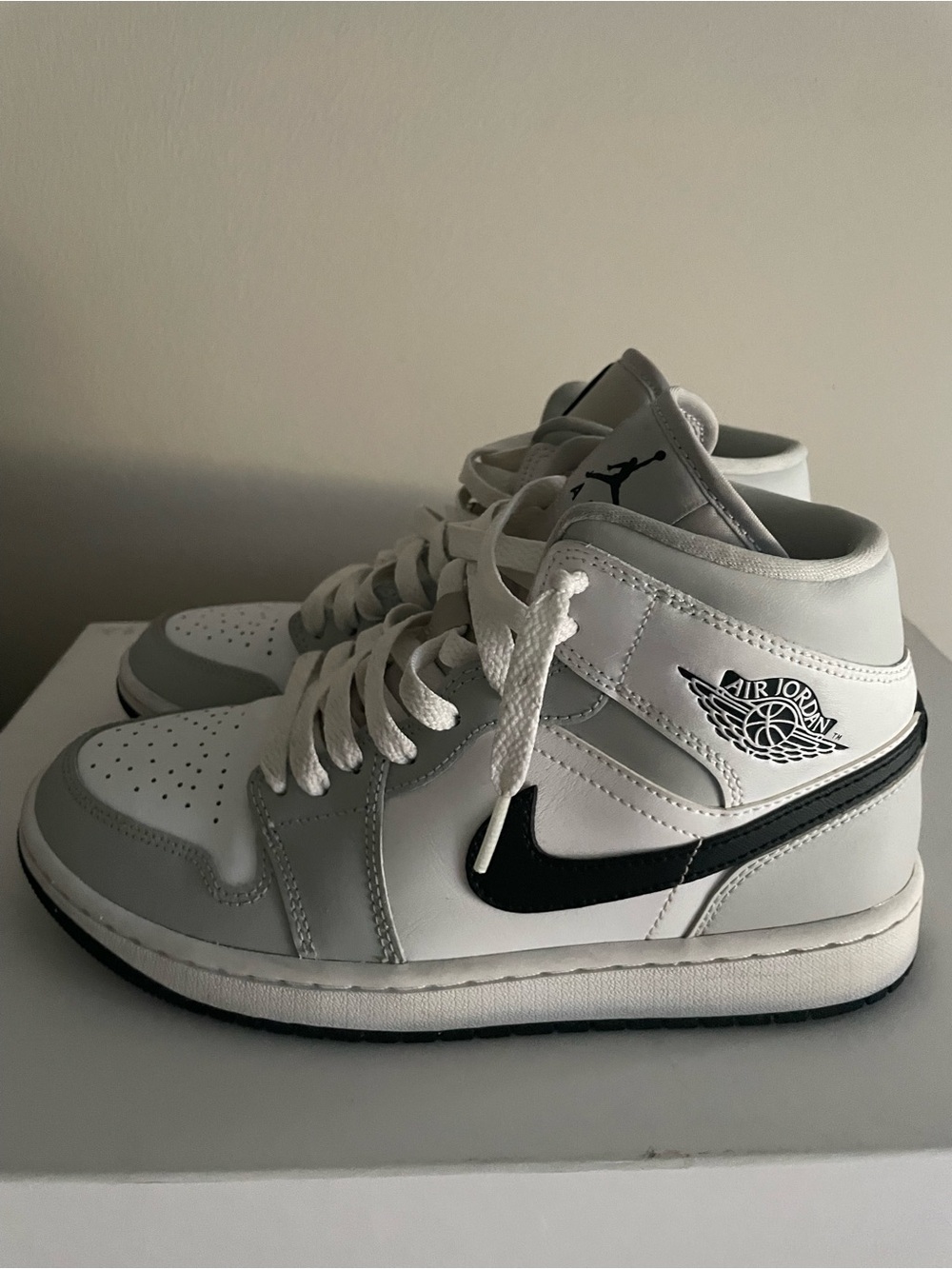 Air Jordan 1 Mid Light Smoke Grey Women’s Sneakers size 7.5